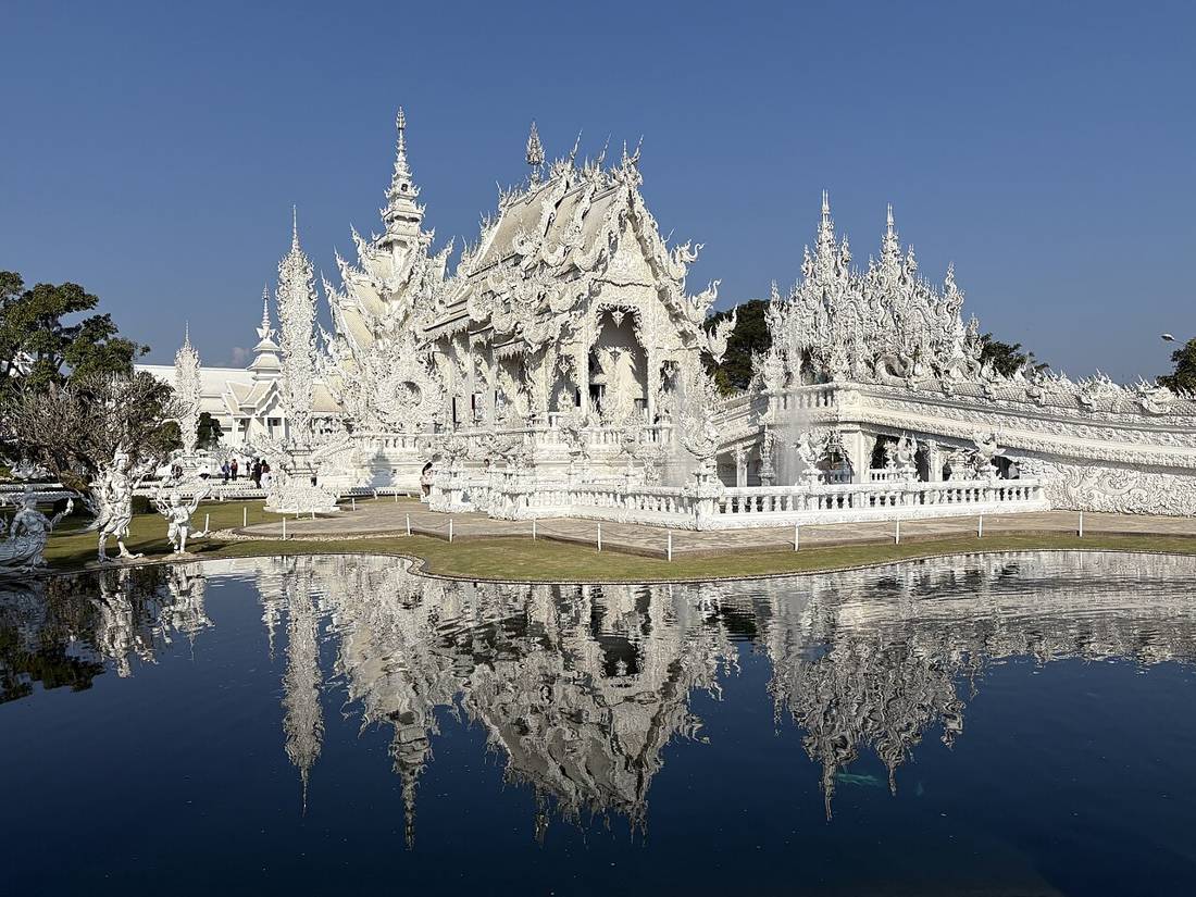 Beyaz Tapınak (Wat Rong Khun) ve gölete yansıması