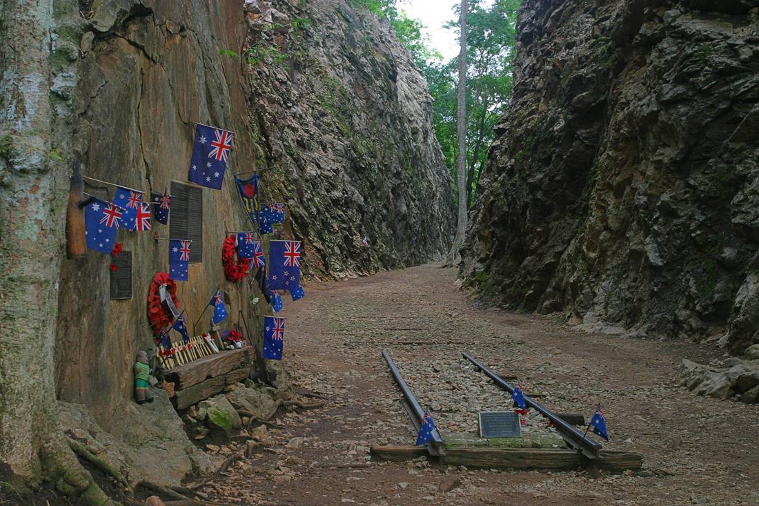 Hellfire Pass'te kayaya oyulmuş geçit