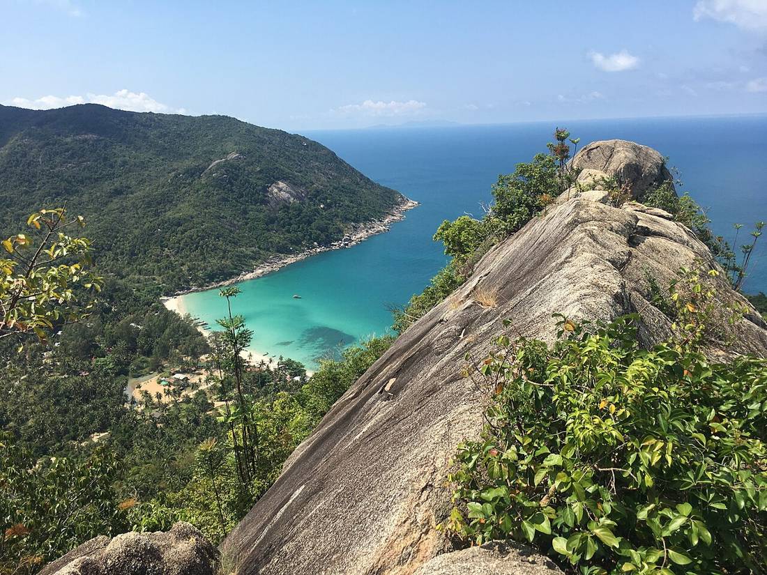 Koh Phangan'da tepeden koy manzarası