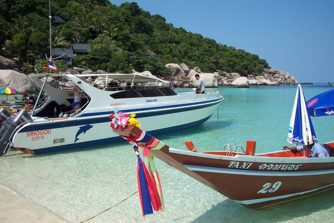 Koh Tao'da uzun kuyruklu tekneler