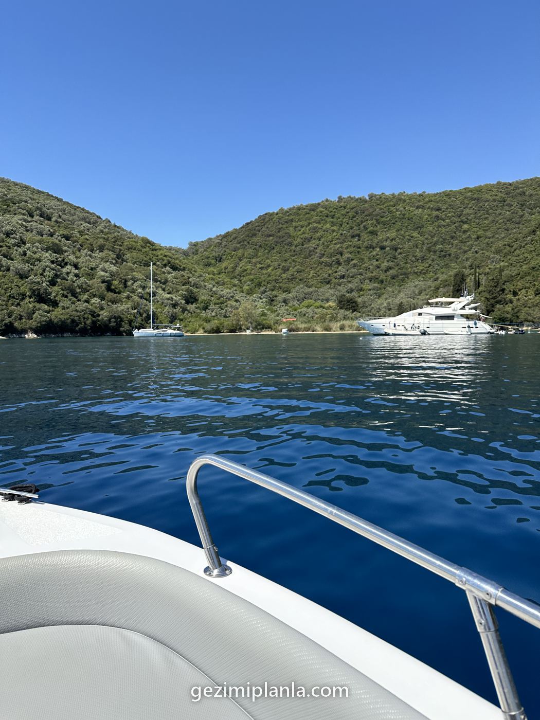 Tekneden Lefkada'nın yeşil kıyısı