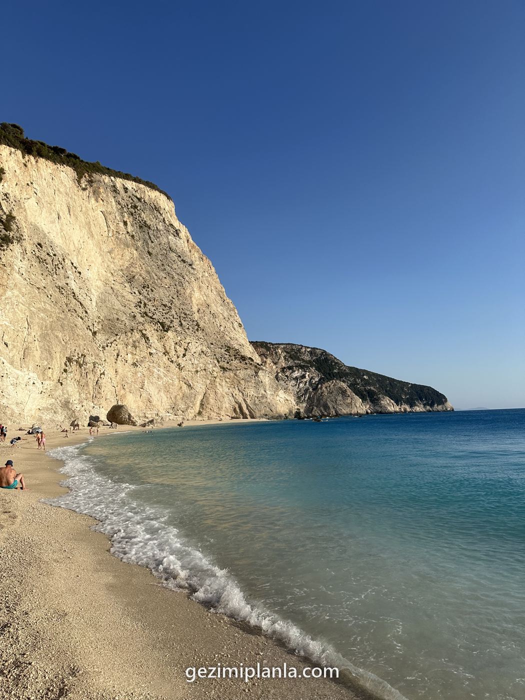 Lefkada'nın batı kıyısında beyaz kayalıkların dibindeki plaj