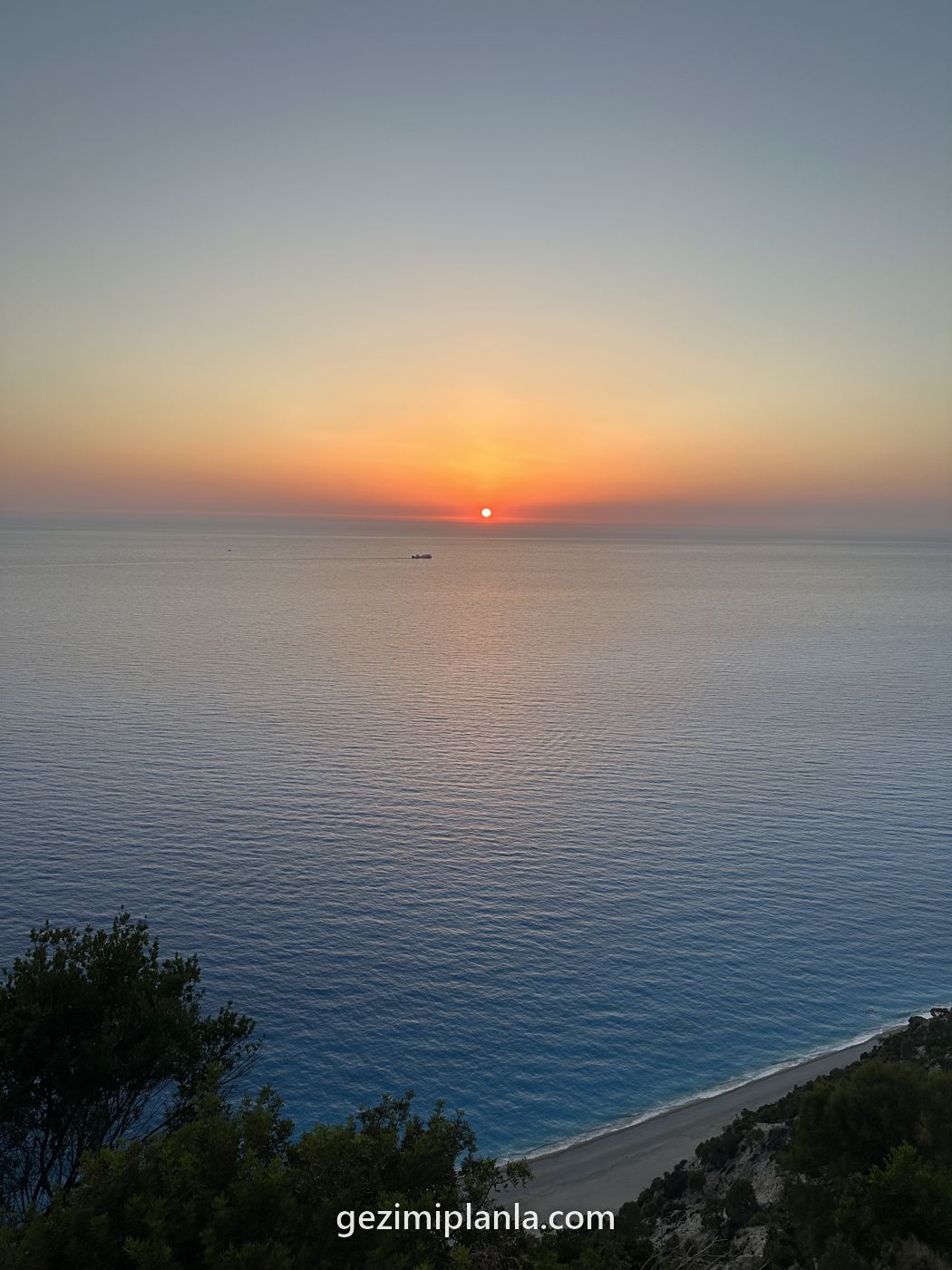 Lefkada'da denize inen gün batımı