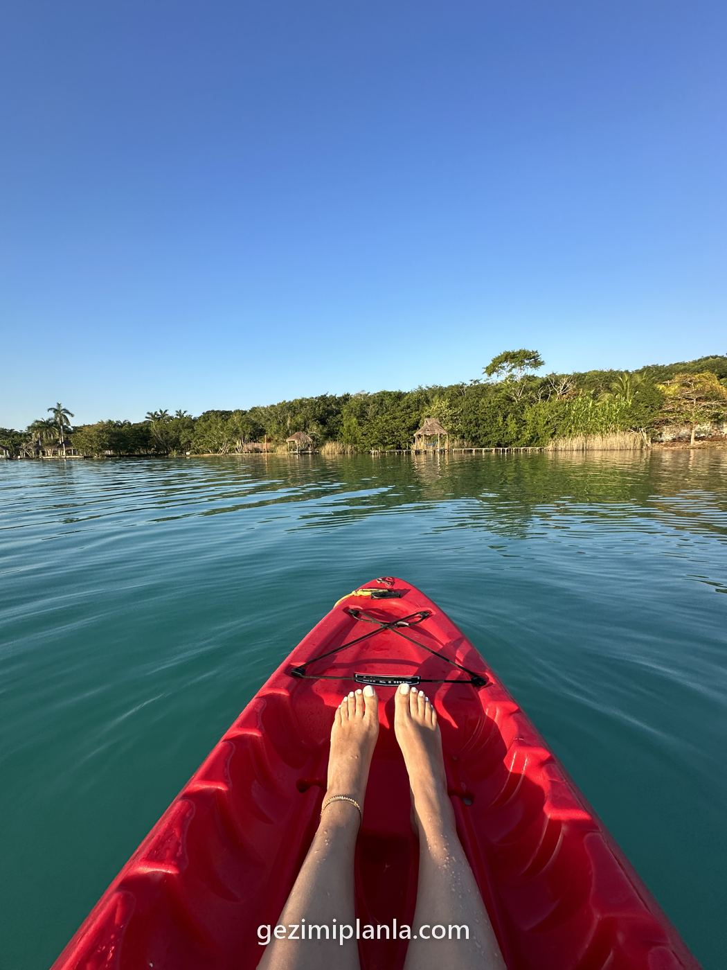 Bacalar'da kanoyla göl gezisi