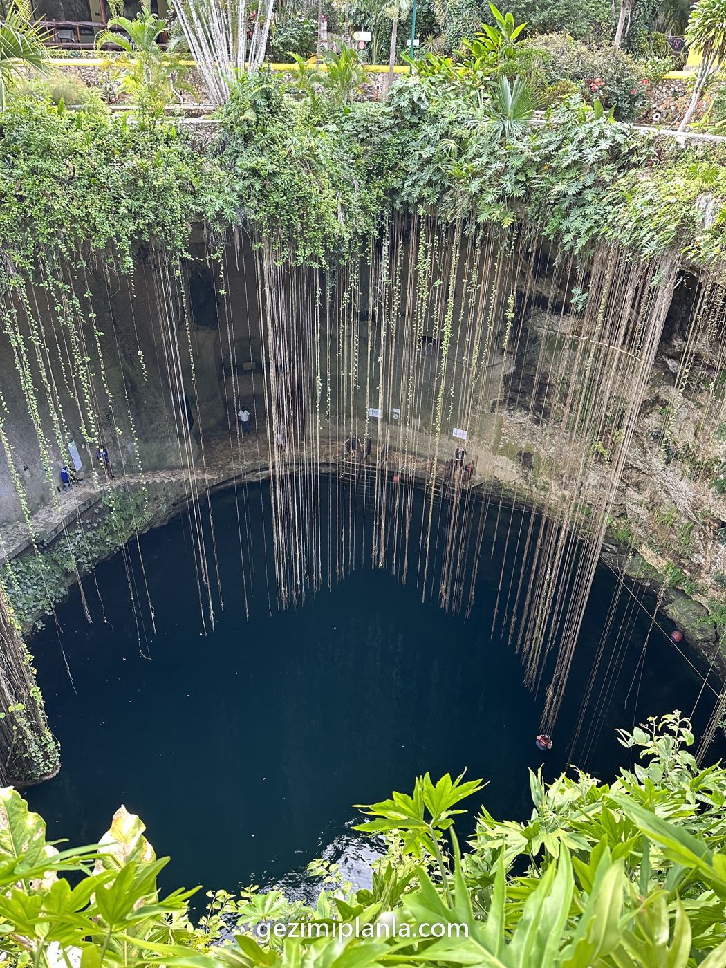 Cenote Ik Kil'in yukarıdan görünümü