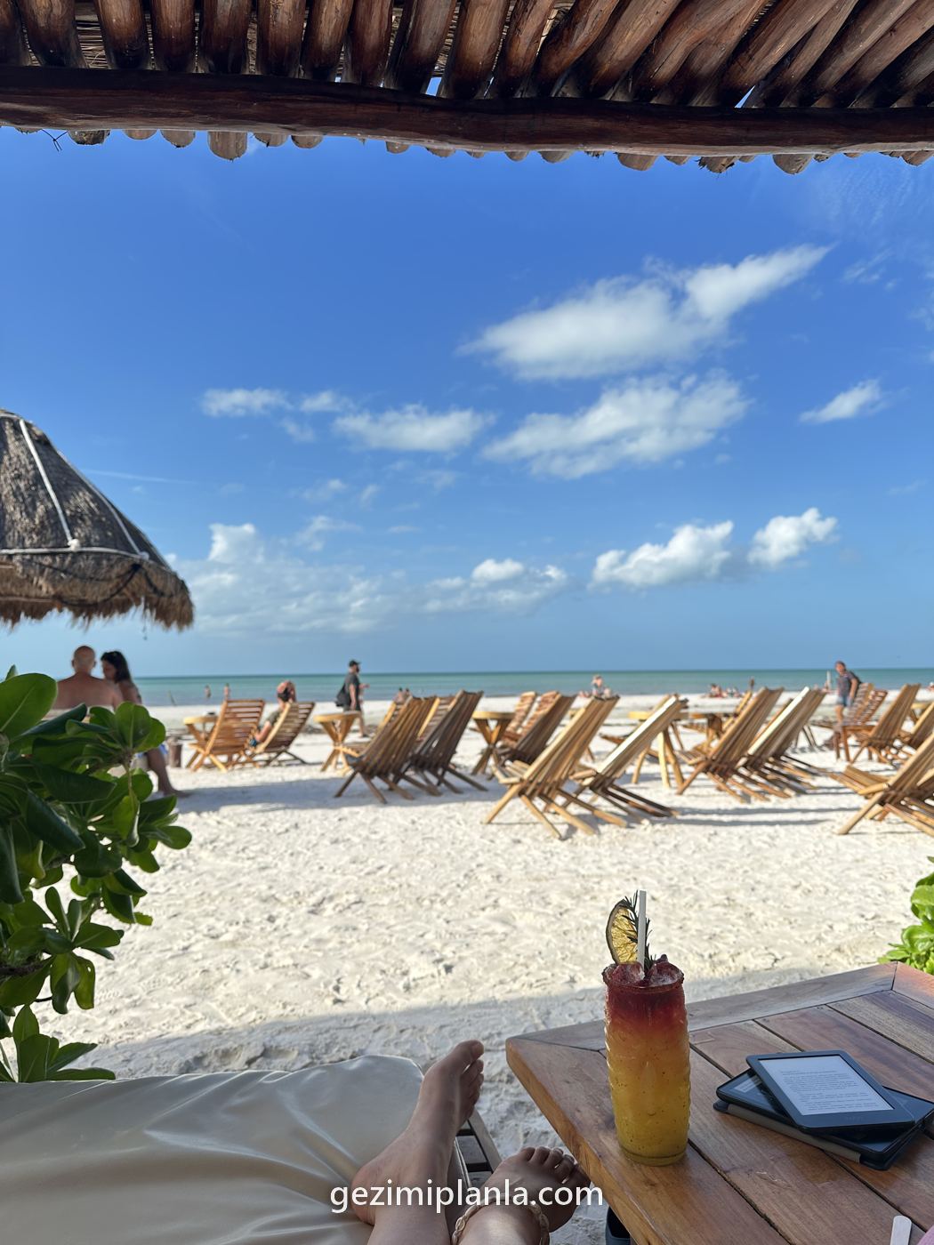 Holbox'ta plajda şezlonglar