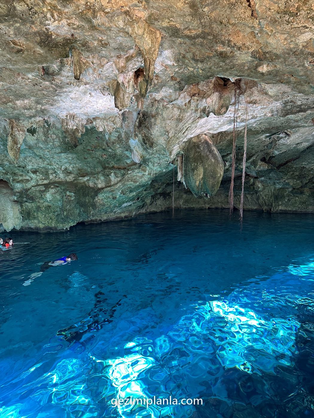 Tulum yakınında mavi sulu cenote