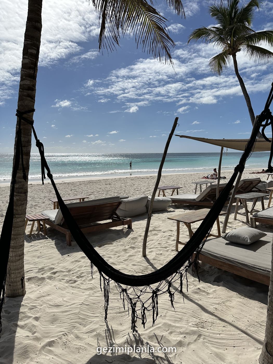 Tulum sahilinde hamaklı plaj kulübü