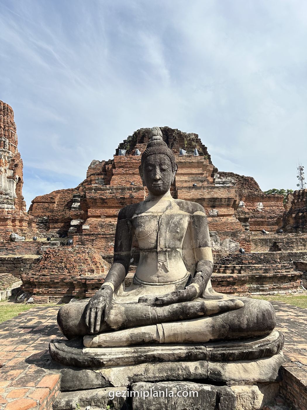 Ayutthaya'da tuğla harabeler arasında Buda heykeli