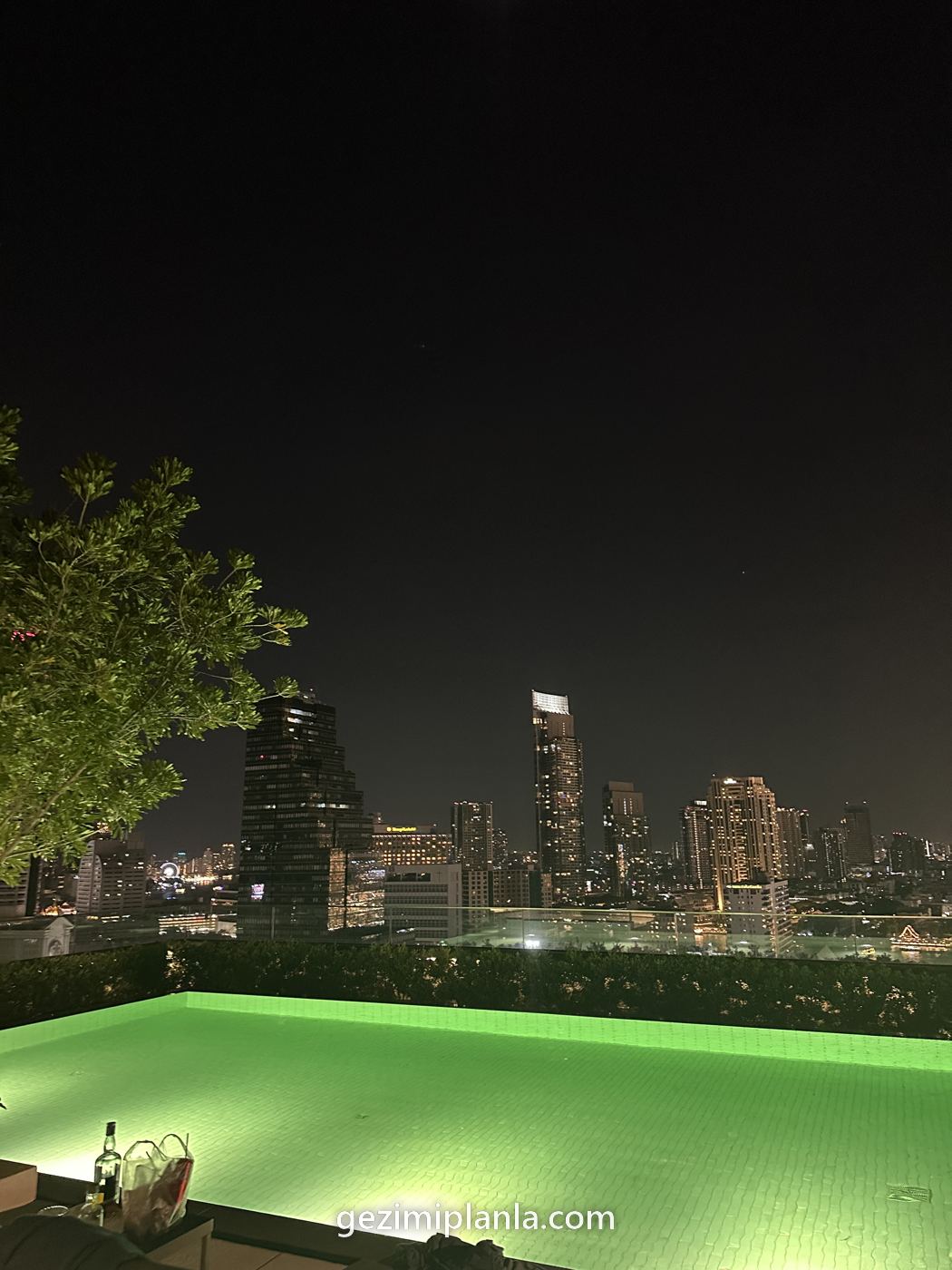Bangkok'ta gece catidan sehir silueti
