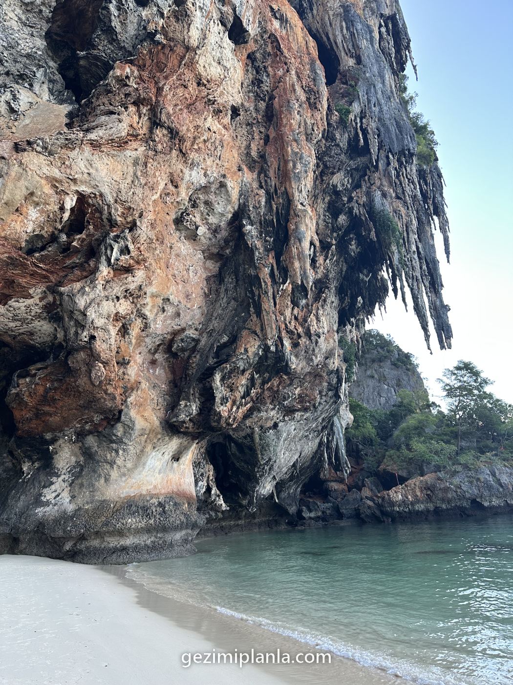 Railay'da Phra Nang plajı ve kireçtaşı kaya
