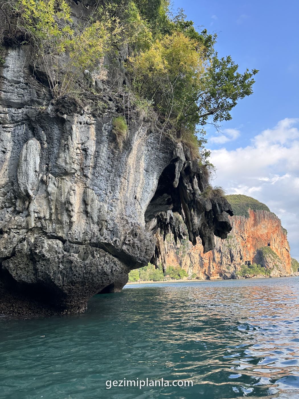 Krabi'de kireçtaşı kayalar ve yeşil su