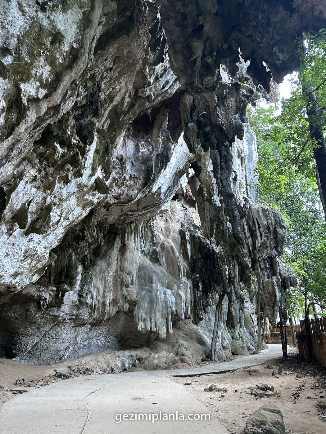 Railay'da kayaya oyulmuş mağara ağzı