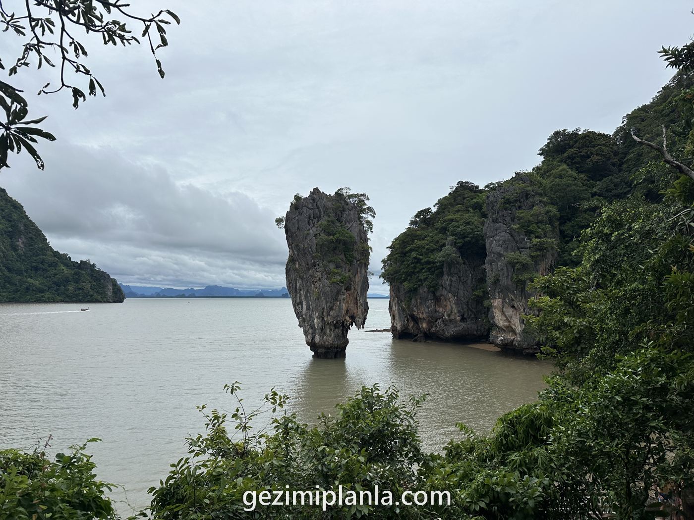 Phang Nga Körfezi'nde James Bond Adası