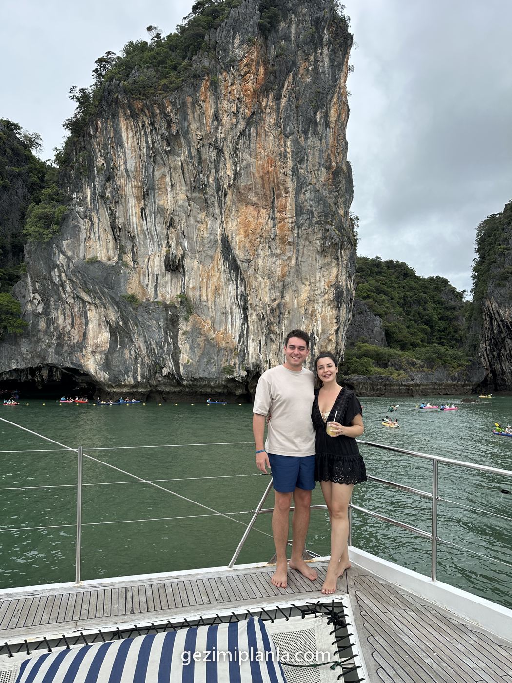Teknenin burnundan Phang Nga Körfezi kayaları