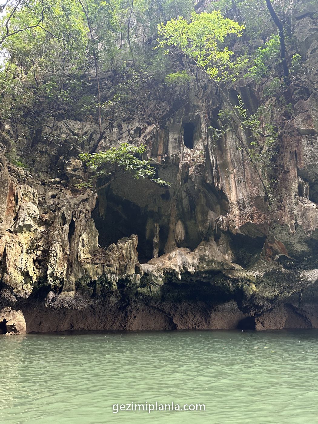 Phang Nga'da kayaların altındaki mağara girişi