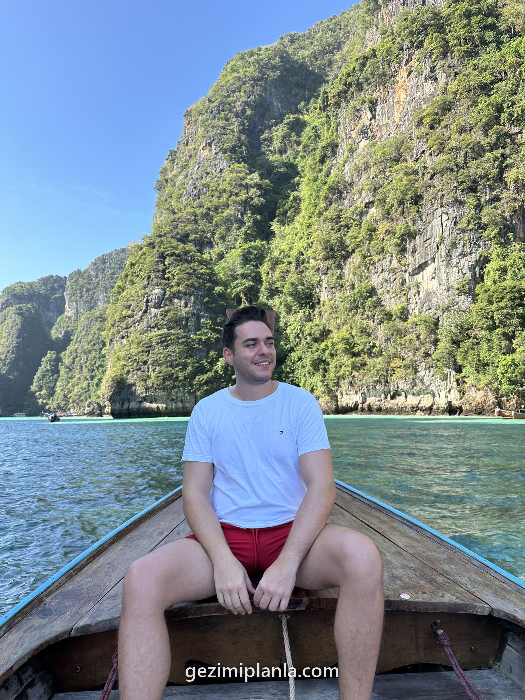 Maya Bay'in kayalıkları ve turkuaz su