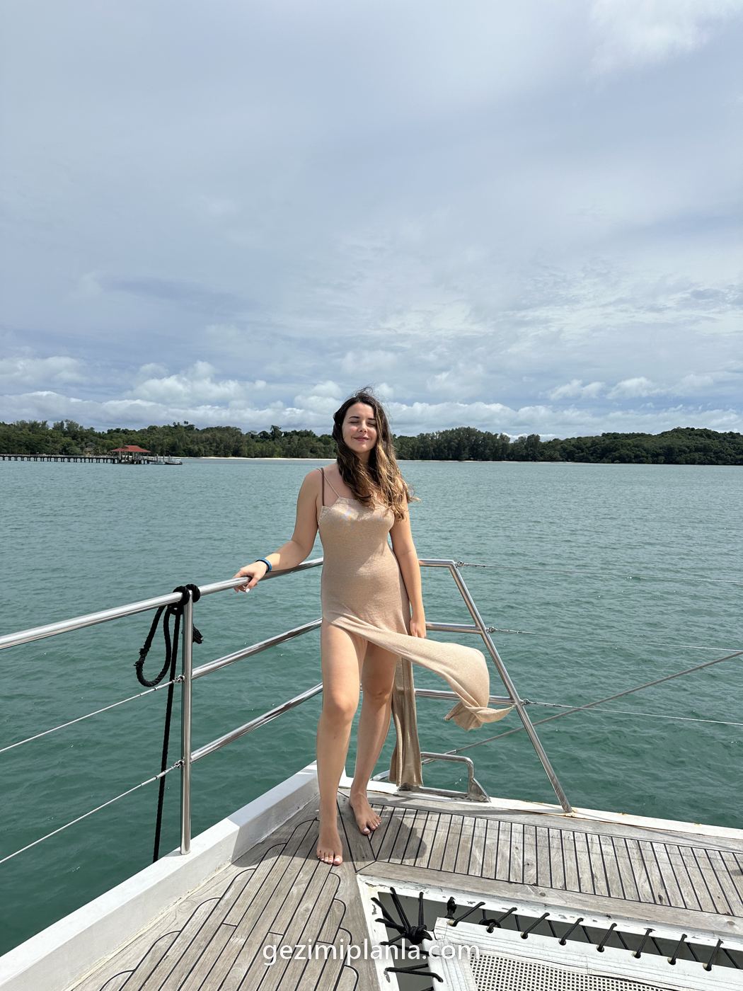 Phuket'te teknenin burnunda