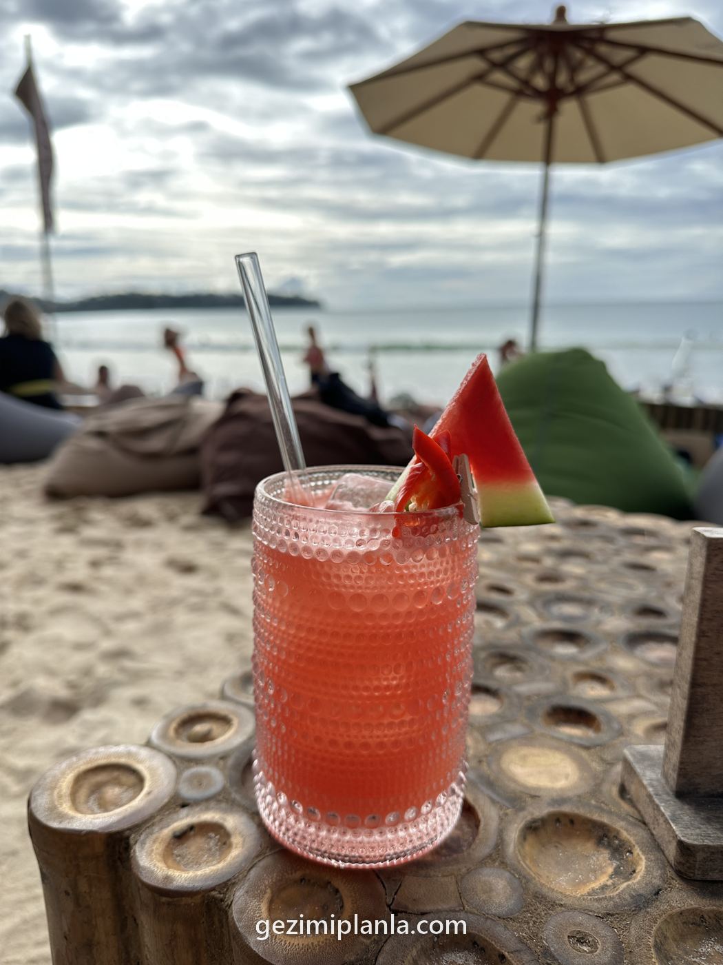 Phuket'te sahilde kokteyl