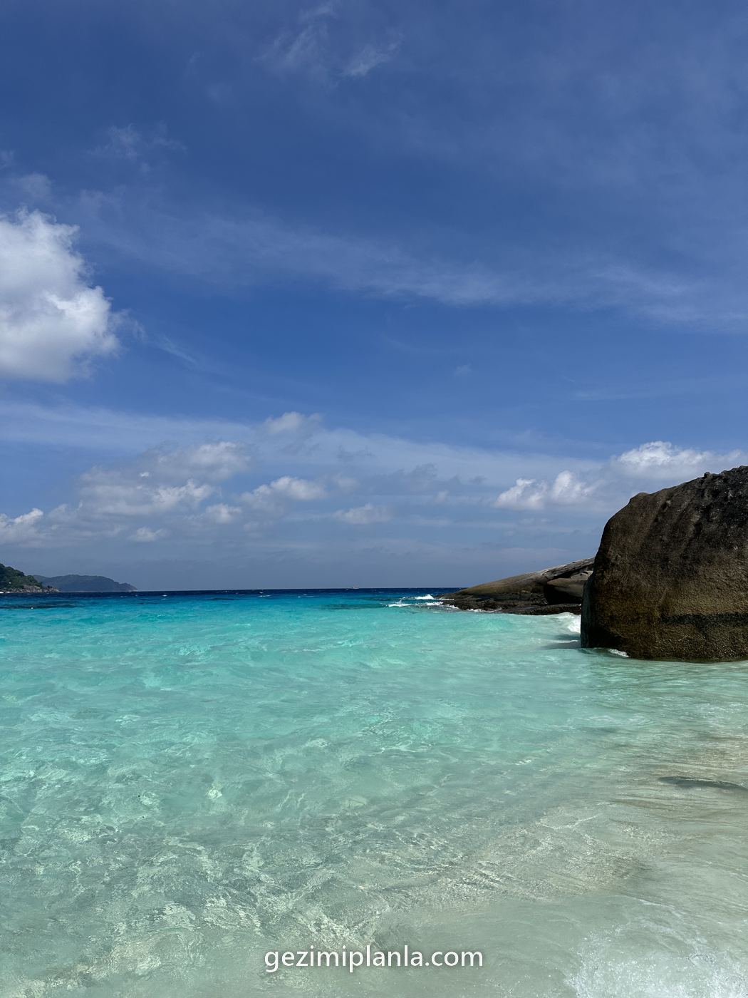 Similan Adaları'nda turkuaz su ve granit kayalar