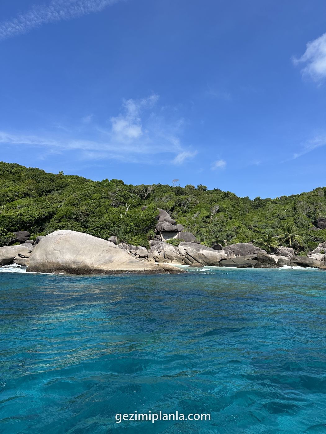 Similan'da tepeden ada ve deniz manzarası