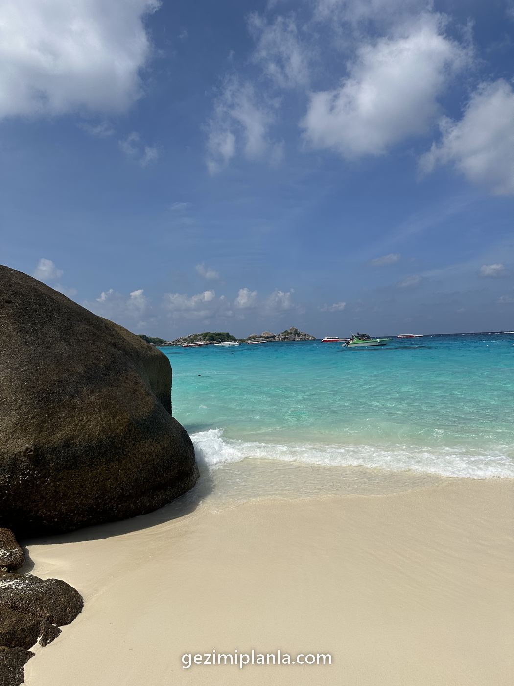 Similan'da granit kayalar ve kumsal