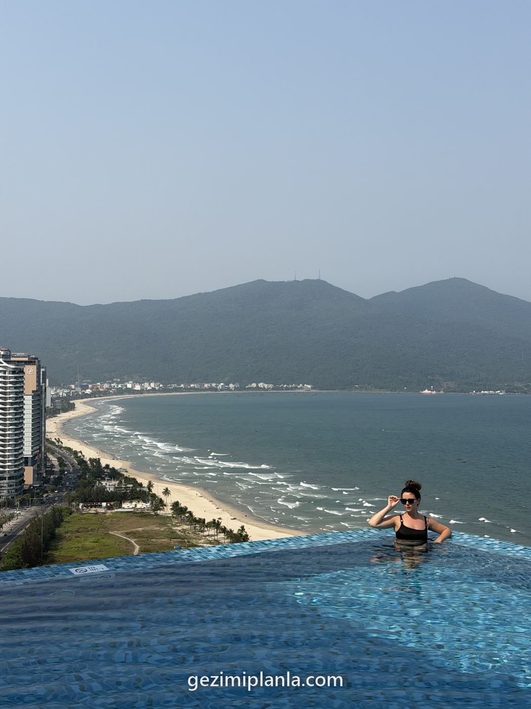 Da Nang sahili ve şehir, sonsuzluk havuzundan