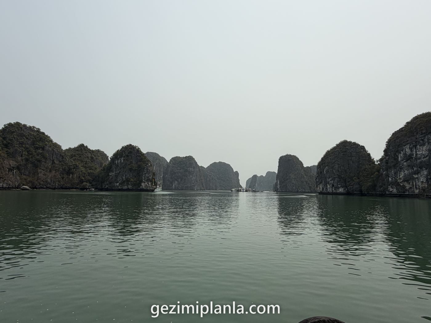 Ha Long Körfezi'nde tekneden kayalık adalar