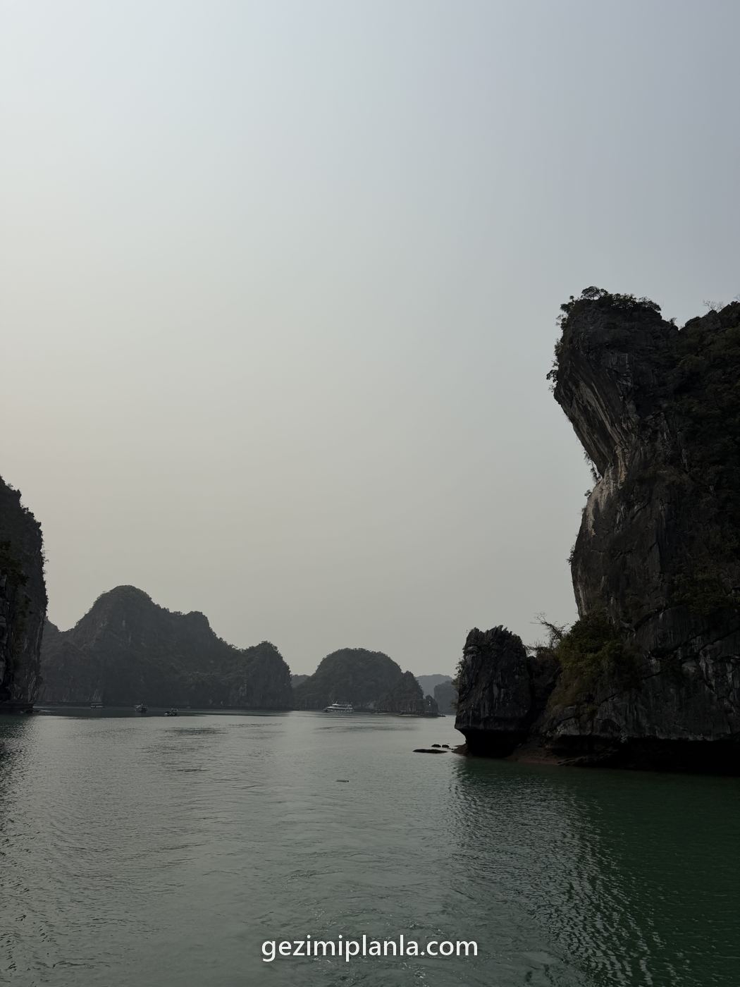 Ha Long Körfezi'nde sisin içindeki kayalar