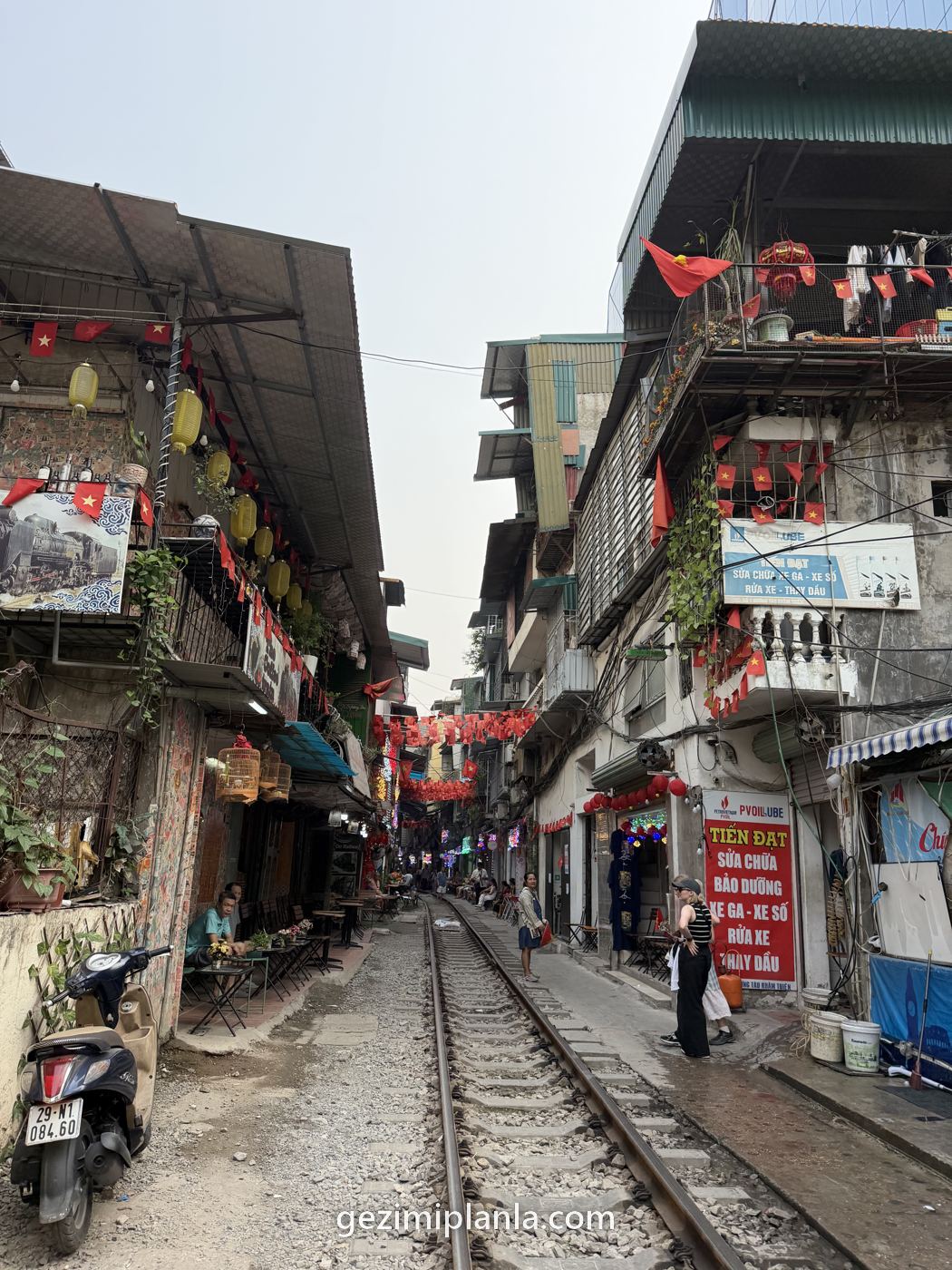 Hanoi Tren Sokagi'nda raylar ve iki yandaki evler