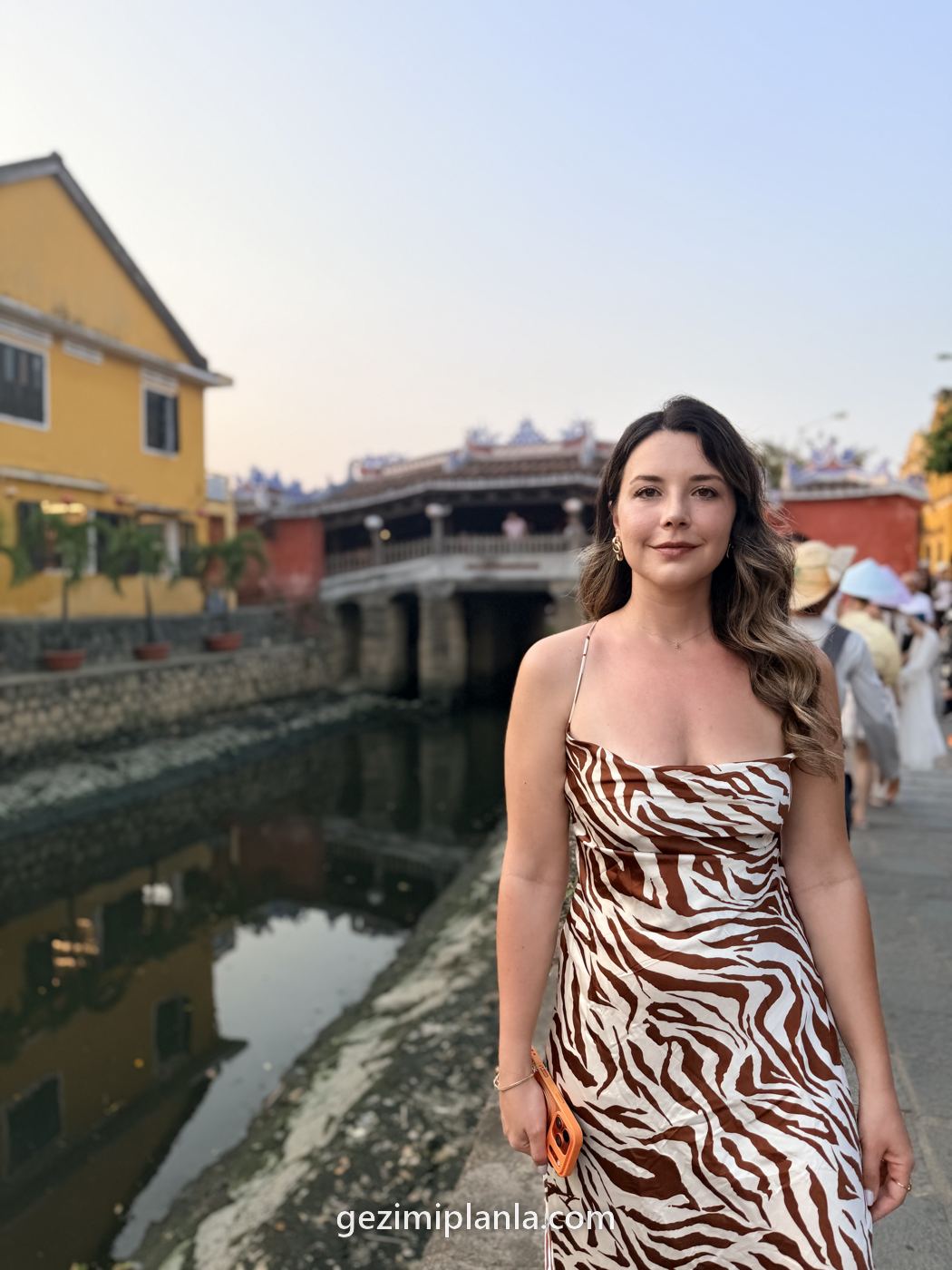 Hoi An Japon Kapalı Köprüsü'nün önünde Burcu