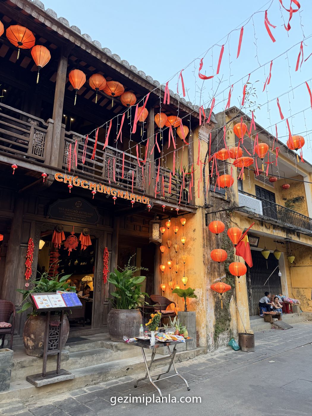 Hoi An eski şehirde sarı badanalı evler ve fenerler