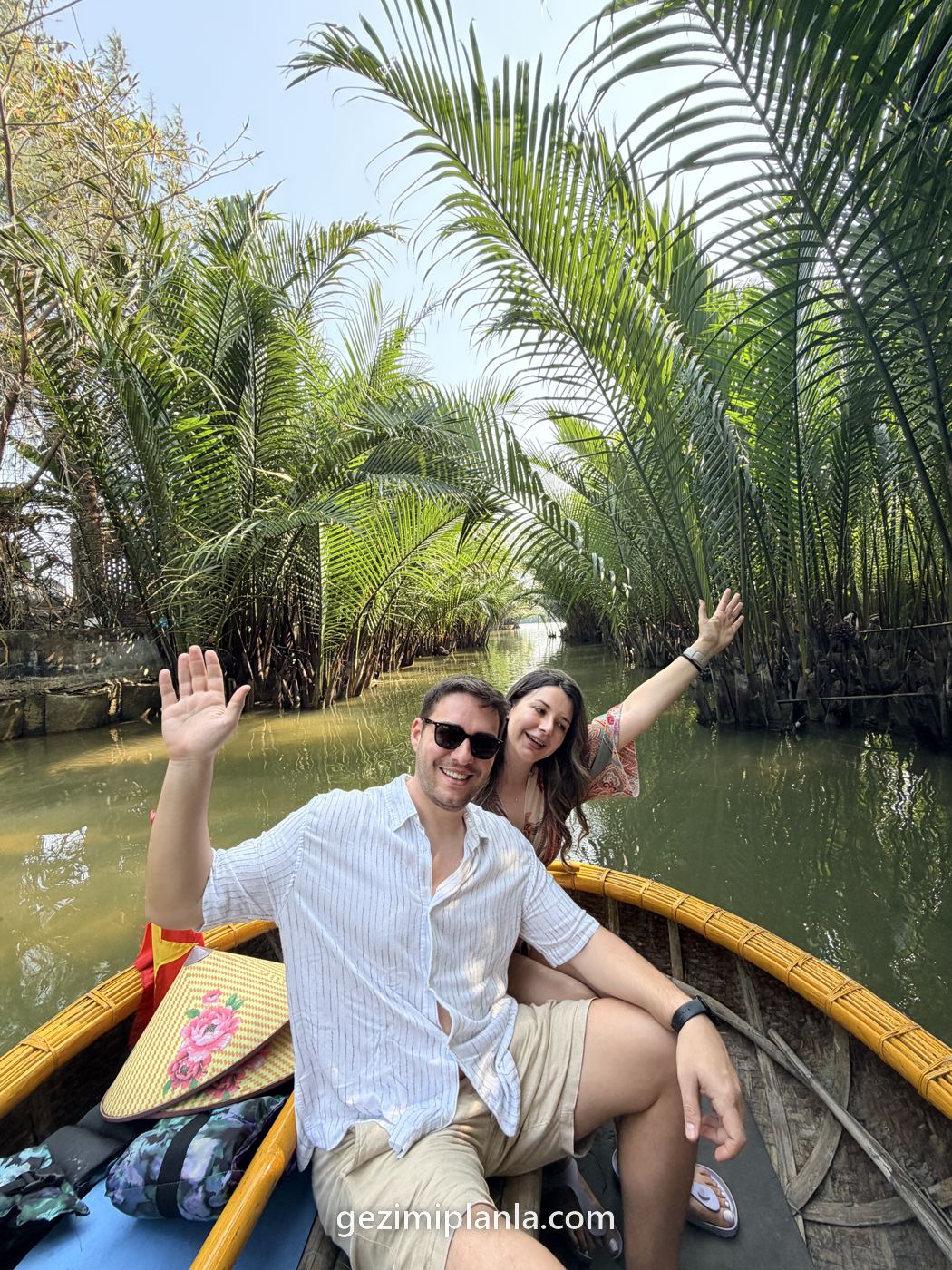 Hoi An yakınında hindistan cevizi ormanında sepet tekne