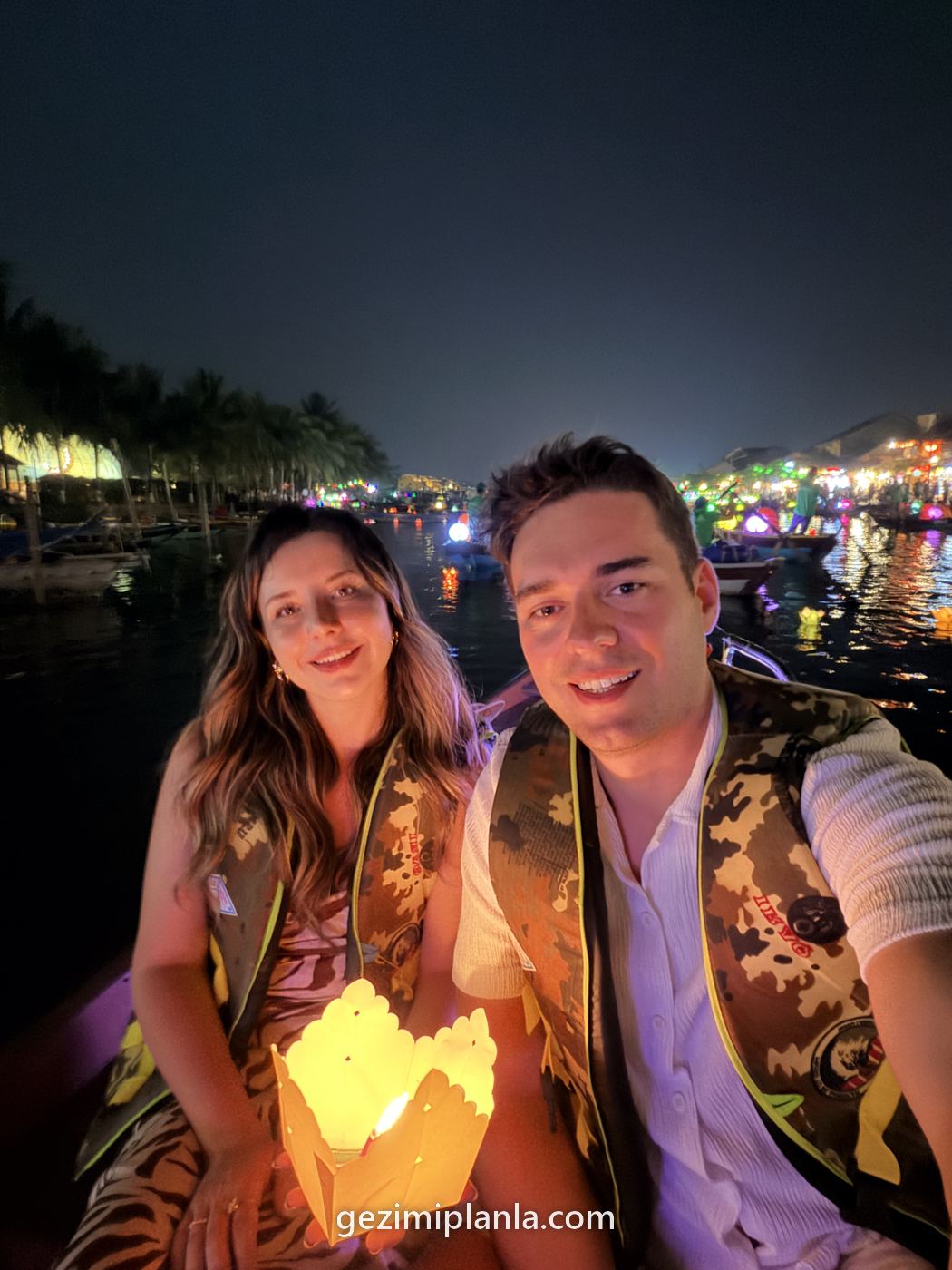 Hoi An'da gece nehirde fener bırakan Burcu ve eşi