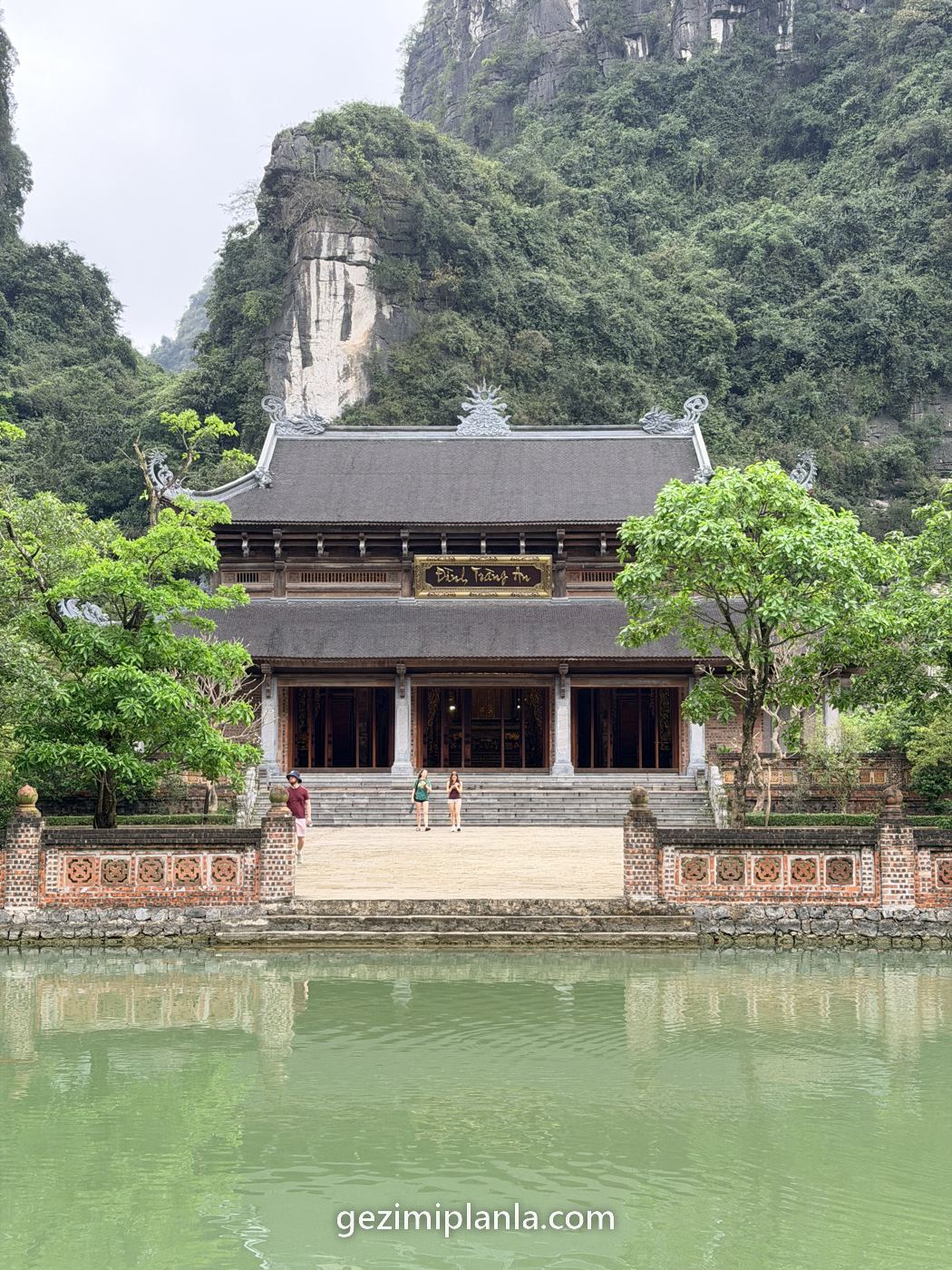 Ninh Binh'de göl kenarında tapınak ve kireçtaşı kayalar