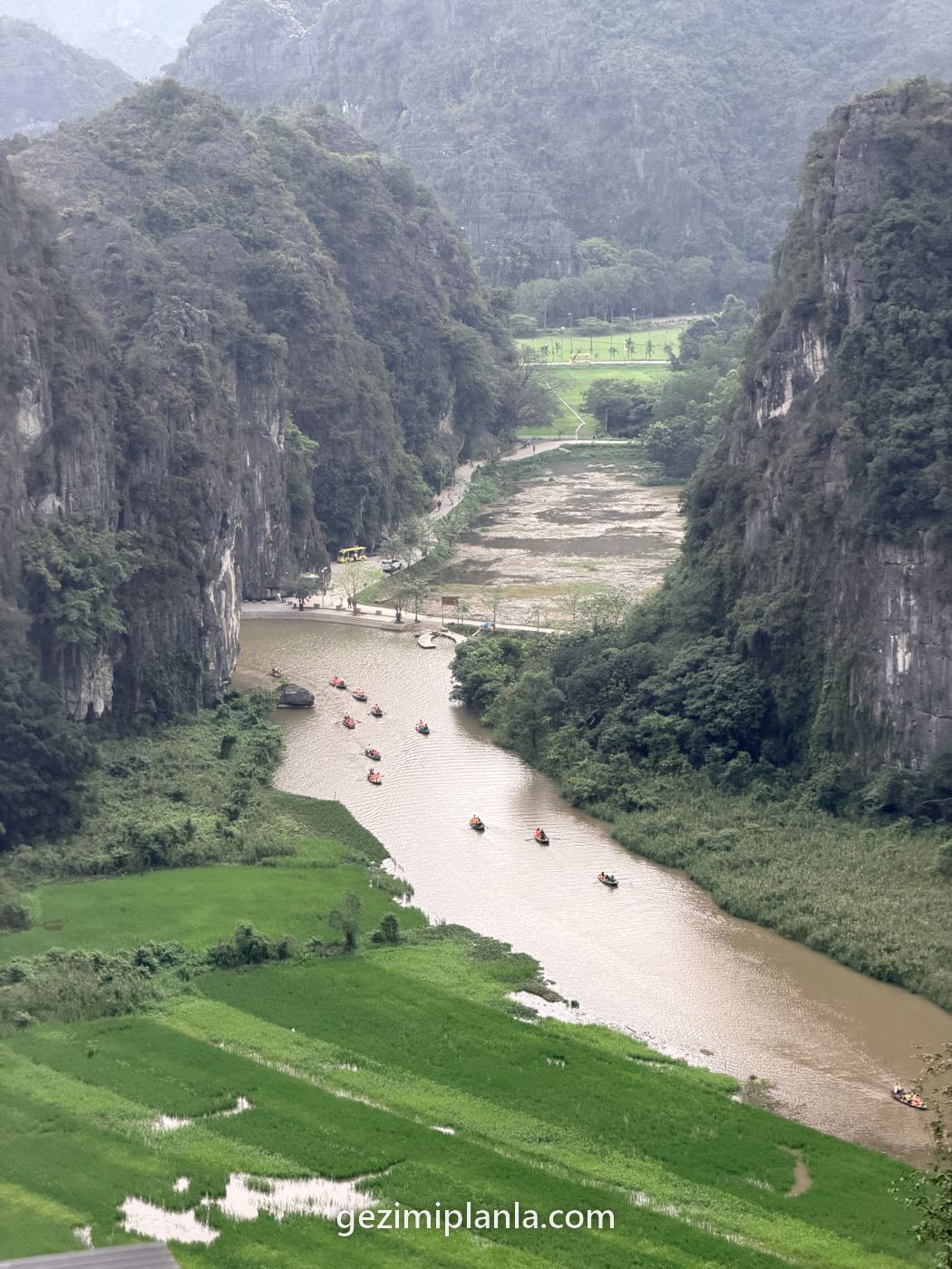 Mua Cave tepesinden Tam Coc nehri ve pirinç tarlaları
