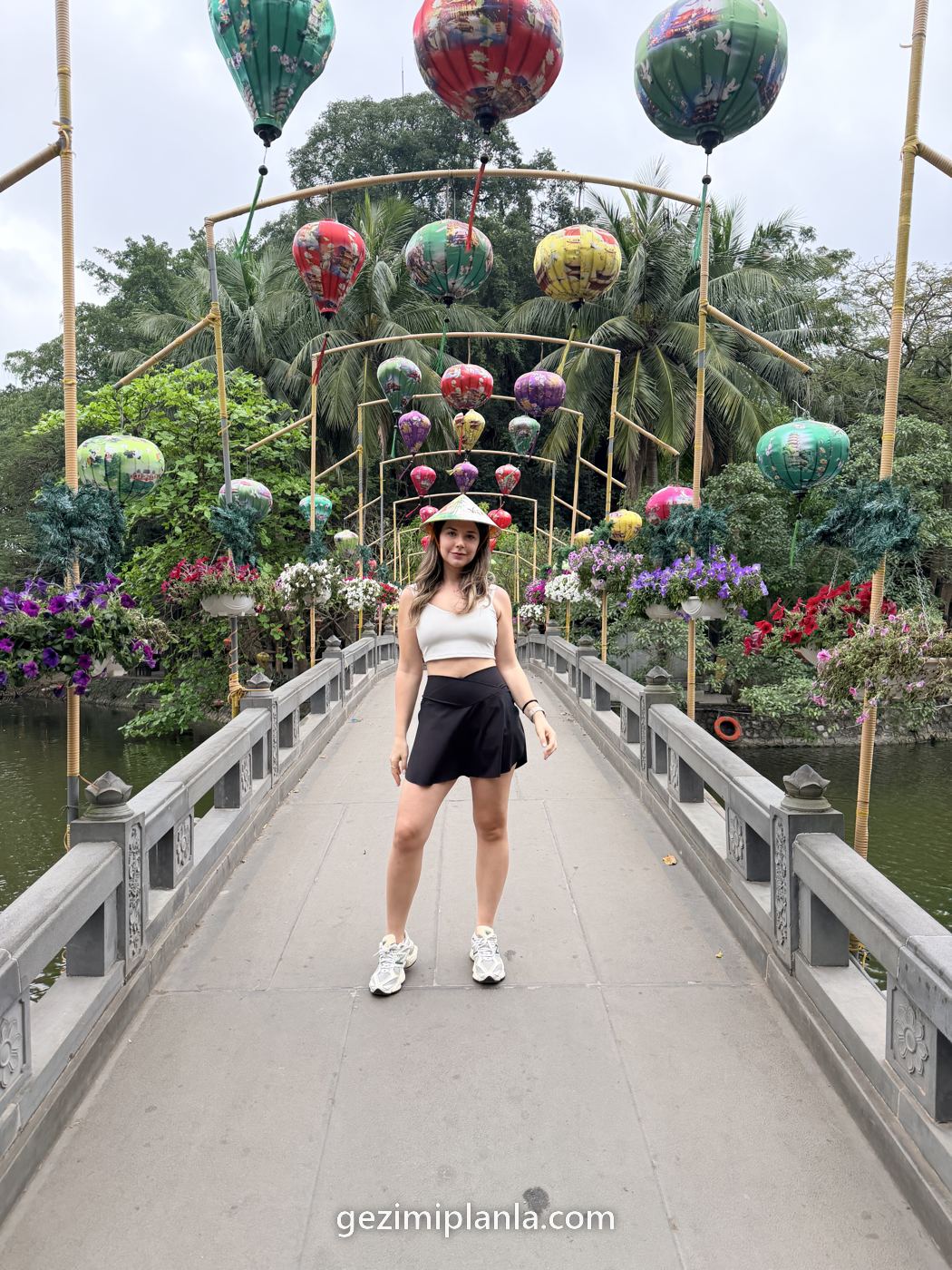 Ninh Binh'de fenerli köprüde konik şapkalı Burcu