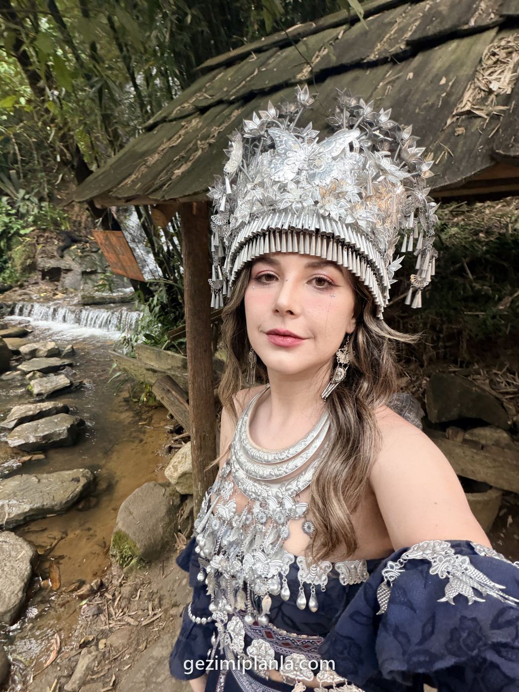 Sapa'da geleneksel Hmong kıyafeti giymiş Burcu